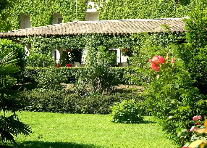 Logis Restaurant Les Norias 호텔